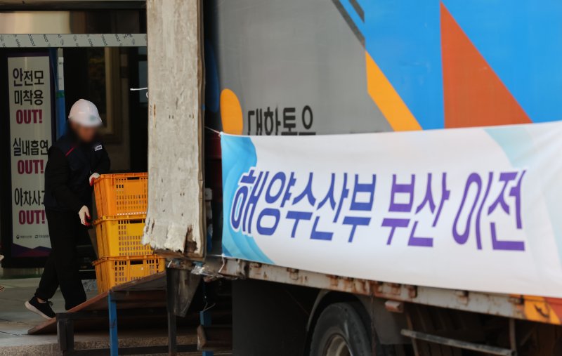 [부산=뉴시스] 하경민 기자 = 해양수산부가 세종에서 부산 동구 IM빌딩(본관)·협성타워(별관) 임시청사로 단계적 이전을 시작한 가운데 9일 이사업체 관계자들이 첫 이삿짐을 부산 본관 건물로 옮기고 있다. 해수부 이전을 위한 이사는 약 2주 간에 걸쳐 5t 트럭 249대와 하루 60여 명의 인력을 투입해 실국별로 순차적으로 진행된다. 2025.12.09. yulnetphoto@newsis.com