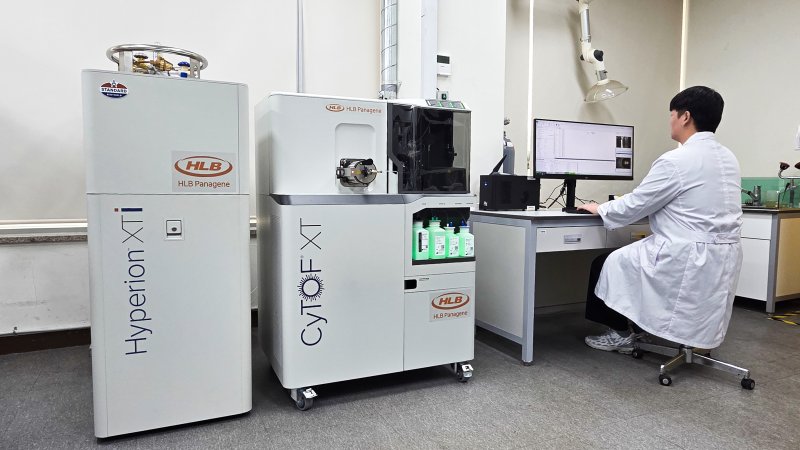 HLB파나진의 연구원이 최근 설치를 완료한 공간단백체 분석 장비 '하이페리온 XTi 이미징 시스템'(Hyperion XTi Imaging System)을 사용하고 있다. (HLB파나진 제공)