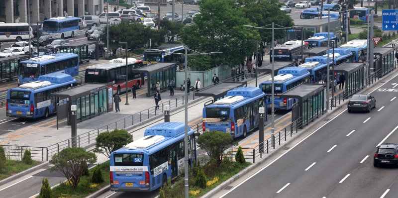 [서울=뉴시스] 조수정 기자 = 지난 5월28일 오전 서울 중구 서울역 버스환승센터에서 시민들이 서울 시내버스가 정상 운행하고 있는 모습. 2025.05.28. chocrystal@newsis.com