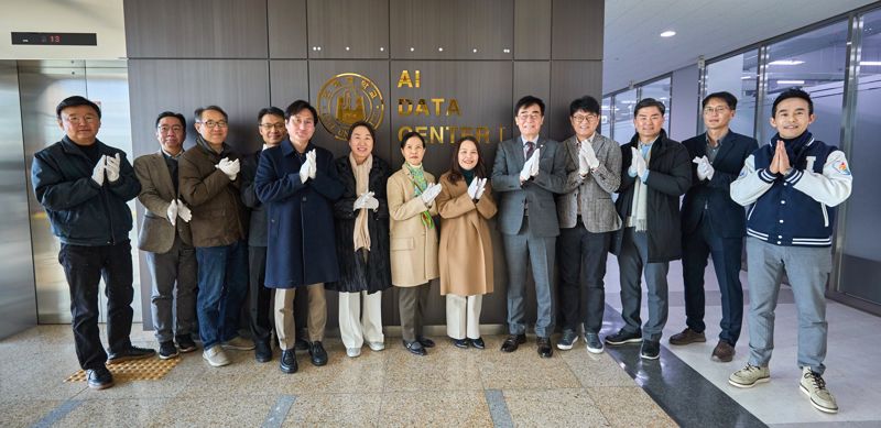 조명우 총장과 교직원들이 인하대 ‘AI 데이터센터’ 개소식에서 기념촬영을 하고 있다. 인하대 제공.