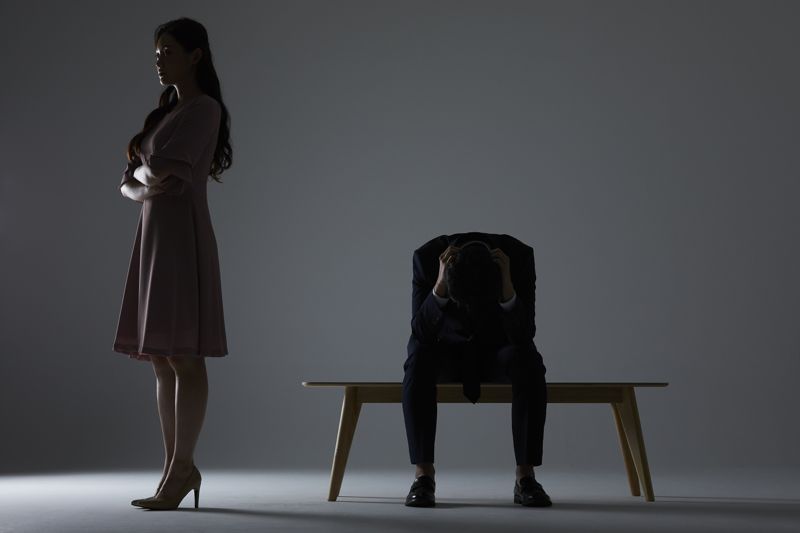 외벌이 남편의 하소연 "12억 복권 당첨된 아내, 왠지..."