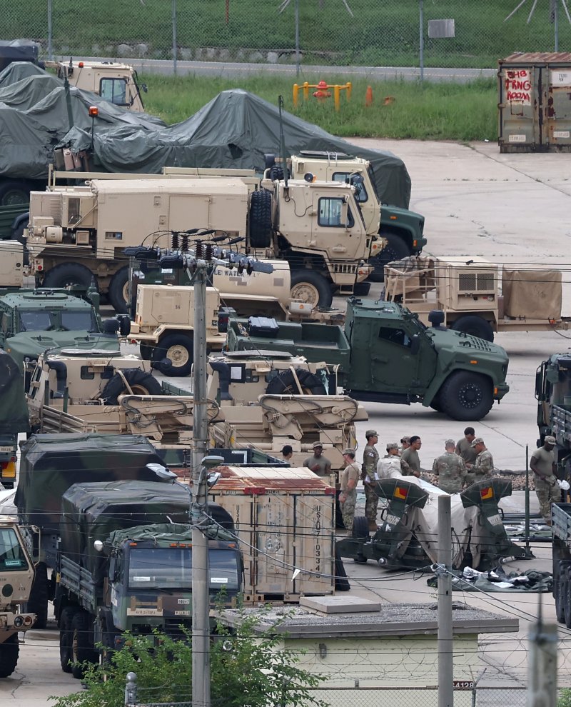 [동두천=뉴시스] 김선웅 기자 = 주한미군 규모를 현재 수준으로 유지하는 내용이 포함된 2026 회계연도 미국 국방수권법안(NDAA)이 10일(현지 시간) 하원을 통과했다. 사진은 지난 8월 19일 경기 동두천시 소재 주한미군 기지에서 미군 장병들이 기갑장비 및 차량을 점검하는 모습. 2025.12.11. mangusta@newsis.com