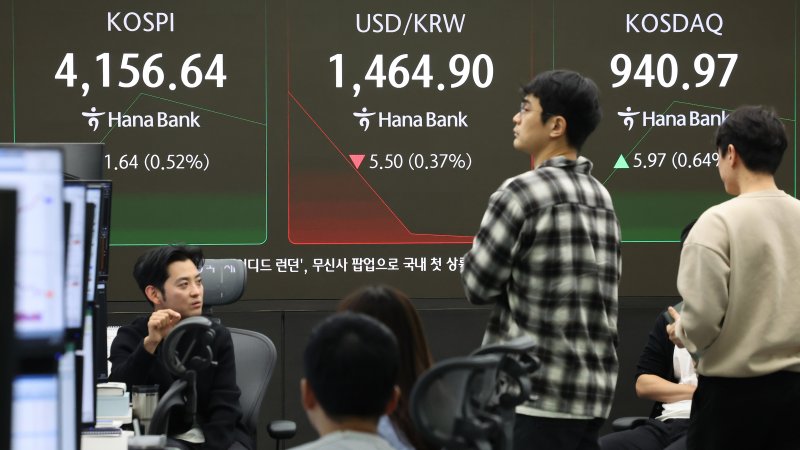 11일 오전 서울 중구 하나은행 딜링룸 전광판에 코스피와 코스닥, 원달러환율 시황이 표시되고 있다. 2025.12.11/뉴스1 ⓒ News1 장수영 기자