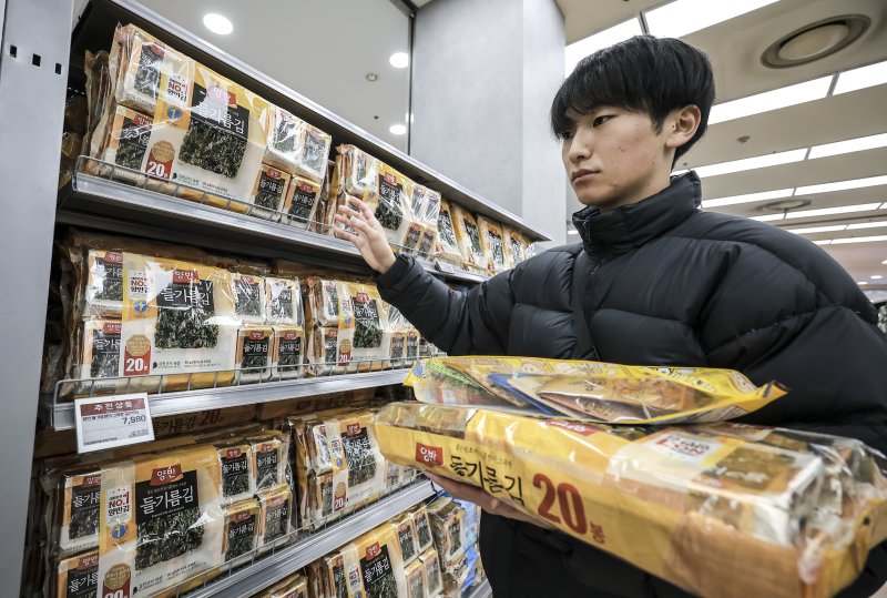 [서울=뉴시스] 정병혁 기자 =지난 5월 5일 서울시내 대형마트를 찾은 여행객이 K-푸드로 인기를 끌고있는 김을 살펴보고 있다. 최근 10년간 라면·건강식품을 중심으로 K-푸드 수출이 크게 늘어난 것으로 나타났다. '10년간 K-푸드 수출 동향과 시사점' 보고서에 따르면 한류 확산 등으로 K-푸드 수출액은 2015년 35억1000만 달러에서 지난해 70억2000만 달러로 증가했다. 품목군별로 보면 '라면'이 13억6000만 달러로 1위를 차지했으며, '간편식' 9억8000만 달러, '음료' 9억4000만 달러, '건강식품' 8억20