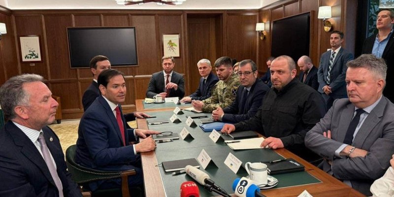 [서울=뉴시스]미국과 우크라이나의 협상 대표들이 지난달 30일 미 플로리다주 마이애미에서 회담하고 있다. 참석자는 미국측에서 마코 루비오 국무장관(왼쪽 줄 가운데)와 스티프 위크코프 미 대통령 특사 (왼쪽 끝) 제러드 쿠슈너 도널드 트럼프 미 대통령 사위(왼쪽 두번째)와 루스템 우메로우 우크라이나 국가안보위원장(오른쪽 앉은 사람중 앞에서 두번째) 등이 이끄는 우크라이나 대표단. 미국의 우크라이나 평화 계획의 핵심은 '사업을 통한 평화 구축' 구상이다. (출처=EA 월드뷰) 2025.12.11. *재판매 및 DB 금지