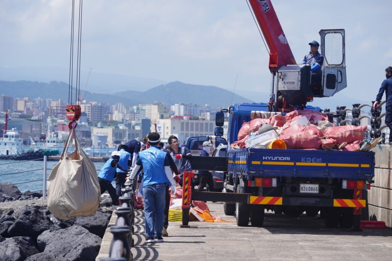 [제주=뉴시스] 제주개발공사의 ‘플라스틱 없는 제주 바다’ 활동 모습. (사진=제주개발공사 제공) photo@newsis.com *재판매 및 DB 금지