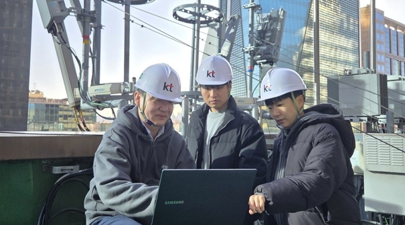삼성리서치 차세대통신연구센터와 KT 연구진이 AI 무선망 기반 사용자 맞춤 네트워크 최적화 기술 적용 효과를 확인하고 있다.(삼성전자 뉴스룸)
