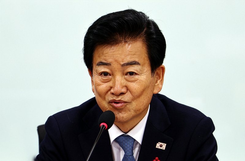 [서울=뉴시스] 김명년 기자 = 정동영 통일부 장관이 10일 오전 서울 여의도 국회 의원회관에서 열린 'AI G3 강국 신기술 전략 조찬 포럼'에서 발언하고 있다. 2025.12.10. kmn@newsis.com