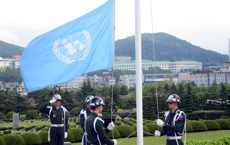 [부산=뉴시스] 하경민 기자 = 부산 남구 유엔기념공원 상징구역 유엔기 게양. yulnetphoto@newsis.com