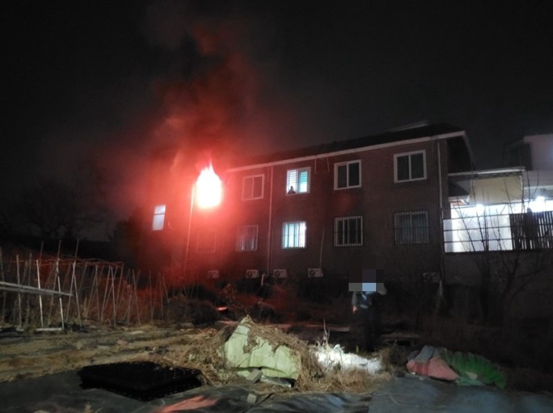 10일 오후 11시2분쯤 경북 경산시 하양읍 부호리의 한 원룸에서 불이나 불길이 치솟고 있다. (경북소방본부 제공. 재판매 및 DB 금지)2025.12.11/뉴스1