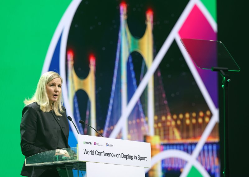 [서울=뉴시스] 권창회 기자 = 커스티 코번트리 국제올림픽위원회(IOC) 위원장이 2일 부산 해운대구 벡스코에서 열린 세계도핑방지기구(WADA) 총회 개회식에 참석해 축사를 하고 있다.(사진=문화체육관광부 제공) 2025.12.02. photo@newsis.com *재판매 및 DB 금지