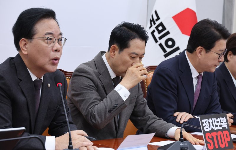 장동혁 국민의힘 대표가 11일 서울 여의도 국회에서 열린 최고위원회의에서 목을 축이고 있다. ⓒ News1 신웅수 기자