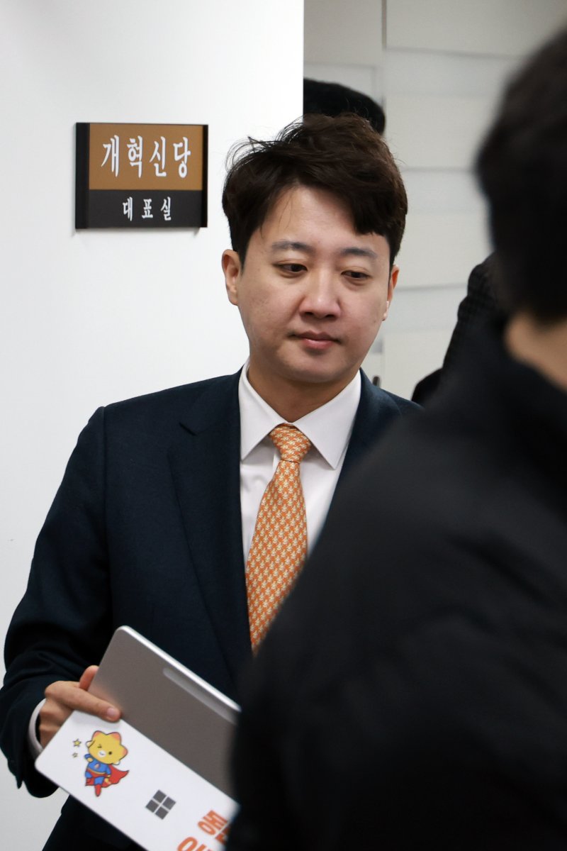 [서울=뉴시스] 고승민 기자 = 이준석 개혁신당 대표가 1일 서울 여의도 국회에서 열린 최고위원회의에 참석하고 있다. 2025.12.01. kkssmm99@newsis.com