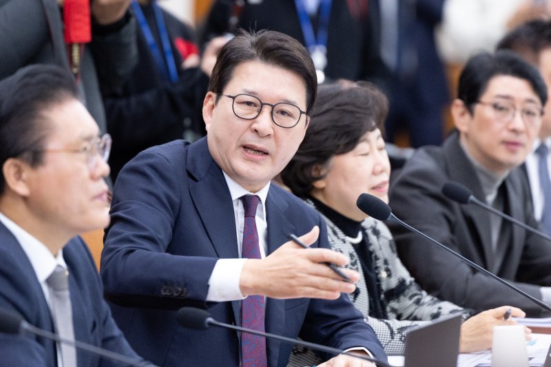 3일 서울 여의도 국회에서 열린 제429회국회(정기회) 법제사법위원회 제16차 전체회의에서 신동욱 국민의힘 의원이 발언하고 있다. 2025.12.3/뉴스1 ⓒ News1 이승배 기자