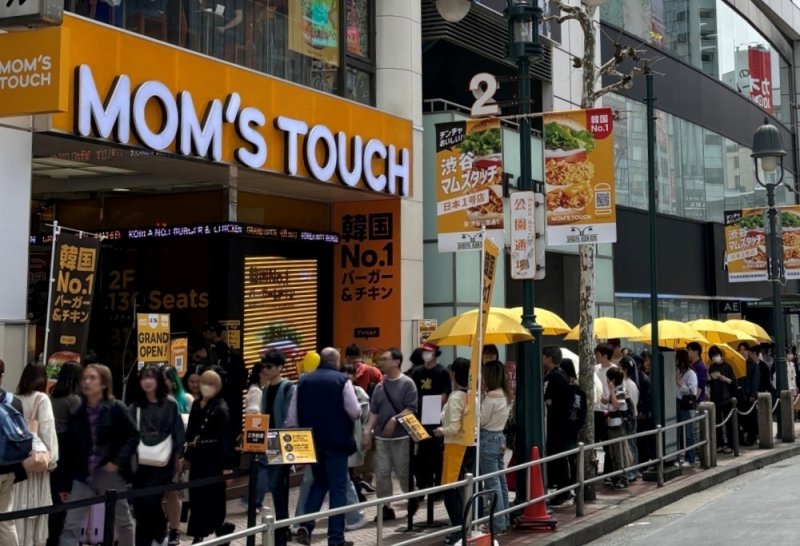 일본 도쿄 시부야 맘스터치 매장 앞에 사람들이 줄을 서고 있다.(맘스터치 제공)