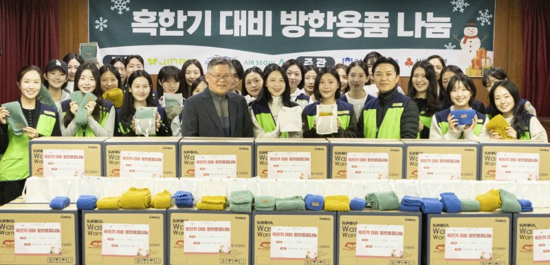 10일 서울 강서구 등촌9 사회복지관에서 진에어 임직원들이 이웃들에게 전달할 목도리, 카본매트 등 방한용품을 포장한 뒤 기념 사진을 촬영한 모습(진에어 제공). 2025.12.10.