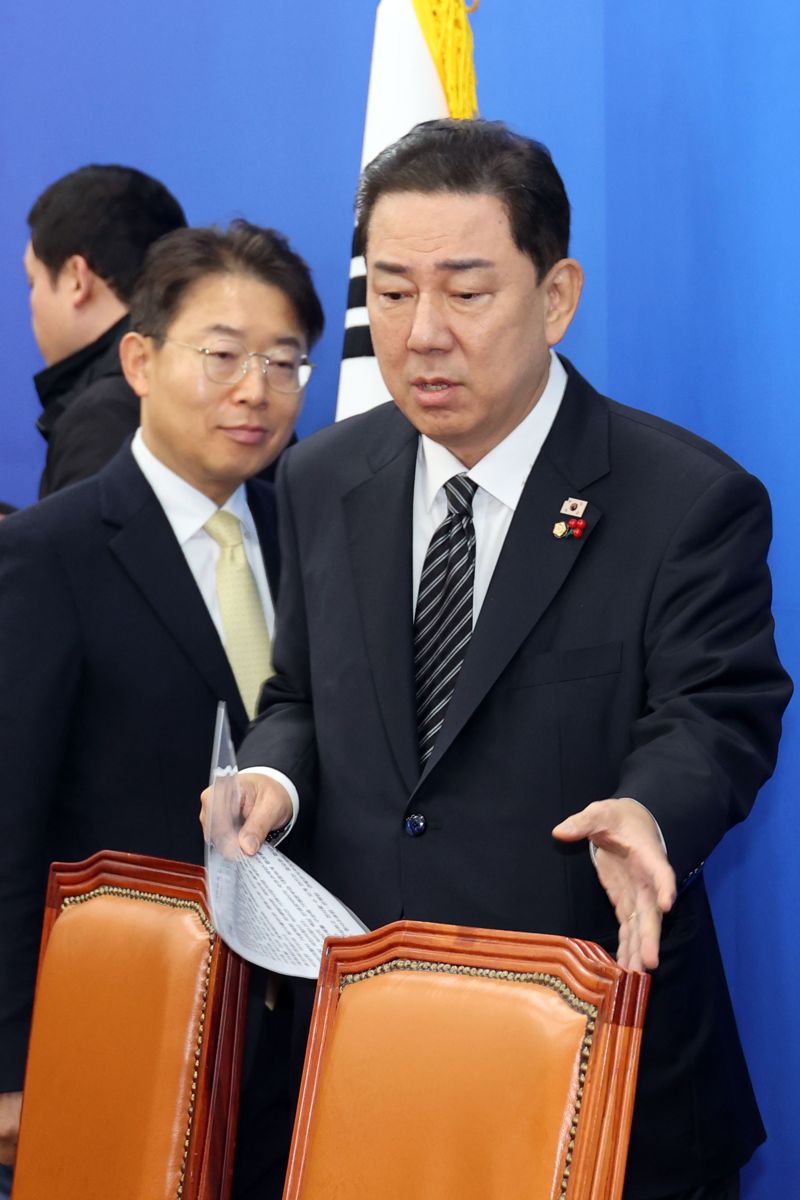 더불어민주당 김병기 원내대표가 11일 국회에서 열린 정책조정회의에 참석하고 있다. 사진=서동일 기자