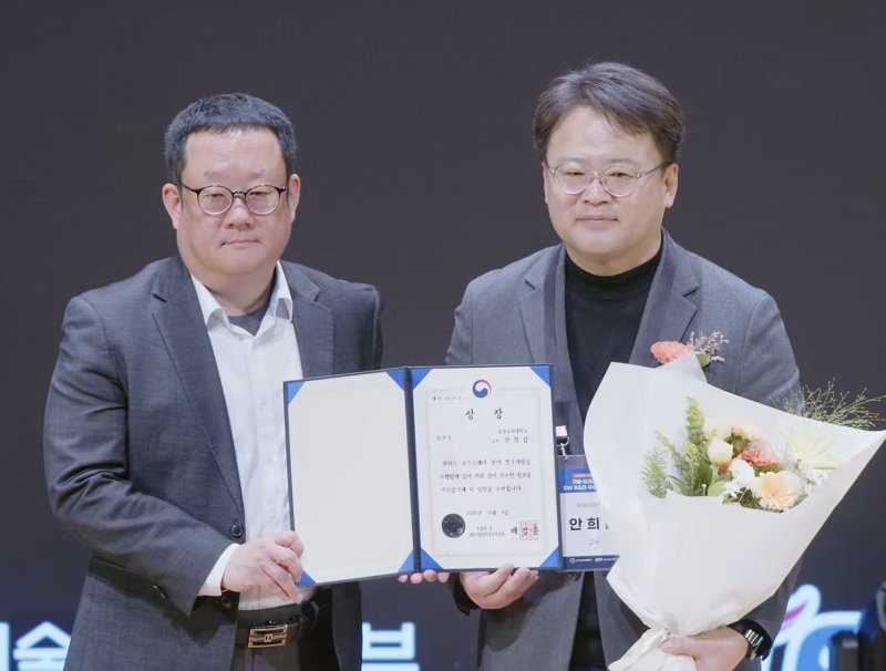 포스텍 컴퓨터공학과 인공지능대학원 안희갑 교수(오른쪽)가 소프트웨어 유공자로 선정돼 과학기술정보통신부 장관상을 받았다.(포스텍 제공, 재판매 및 DB금지) 2025.12.11/뉴스1