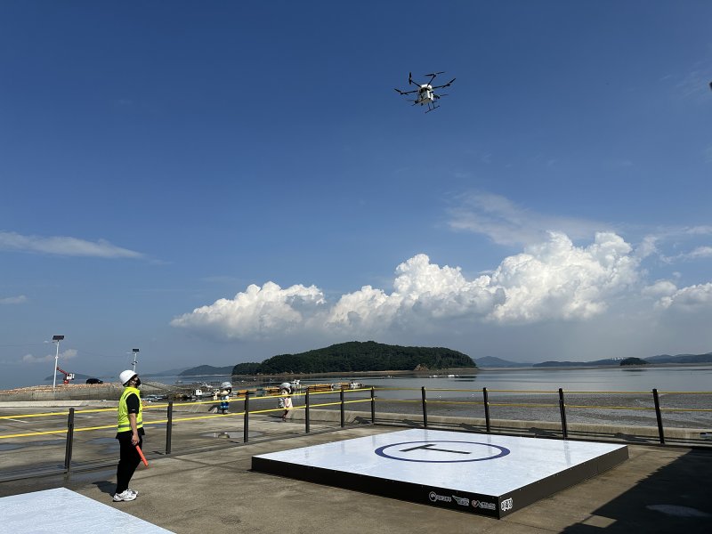 드론이 지곡면 중왕항 배송 거점에서 이륙하는 모습(서산시 제공. 재판매 및 DB금지)2025.12.11/뉴스1