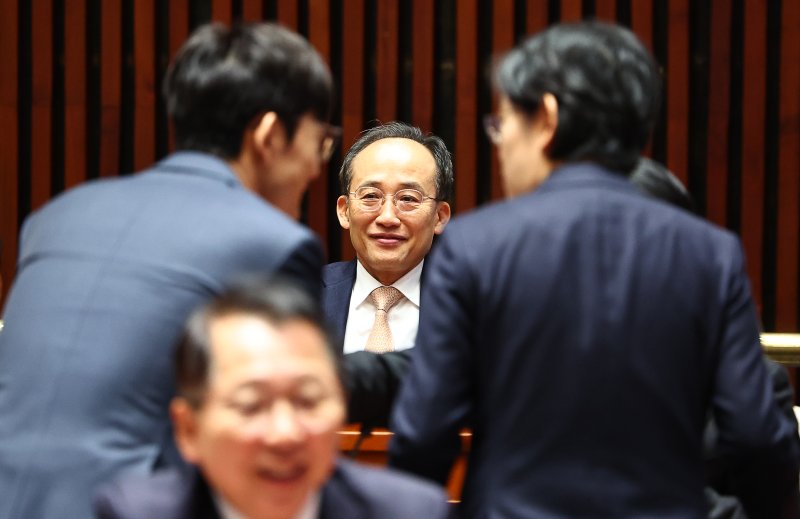 [서울=뉴시스] 김명년 기자 = 추경호 국민의힘 의원이 지난 8일 오전 서울 여의도 국회에서 열린 의원총회 및 이재명 정권 독재악법 국민고발회에 참석해 있다. 2025.12.08. kmn@newsis.com