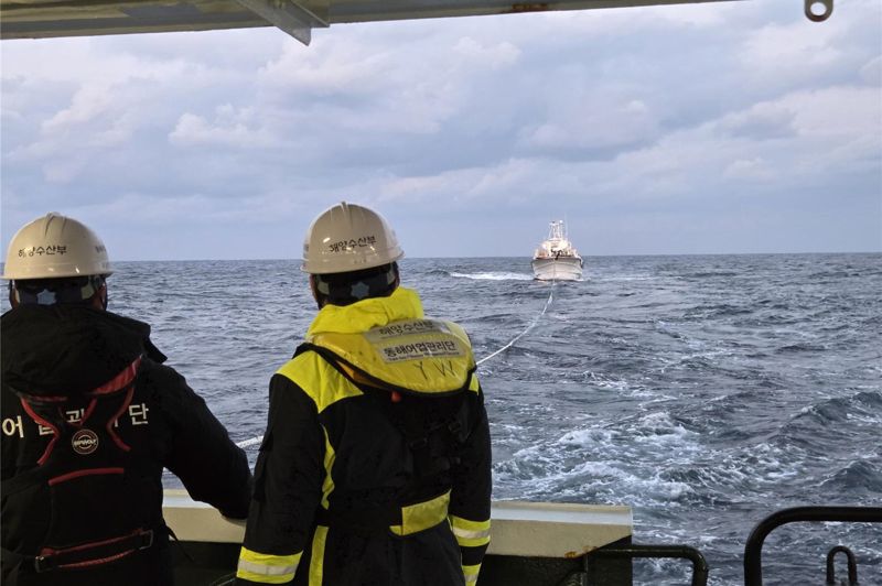 지난 10일 오후 3시 43분께 동해 독도 북동방 157여㎞ 해상에서 어선 Y호(뒤)가 추진기 부유물 감김사고를 당하며 표류하는 사고가 발생했다. 사진은 동해어업관리단 어업지도선으로부터 구조되고 있는 모습. 동해어업관리단 제공