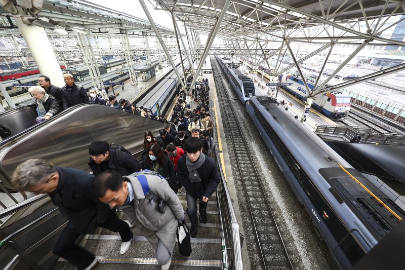 [서울=뉴시스] 김근수 기자 = 전국철도노동조합이 심야 교섭 끝에 한국철도공사(코레일)와 잠정 합의를 도출하면서 파업을 유보한 11일 서울 중구 서울역 승강장에서 시민들이 출근길에 나서고 있다. 2025.12.11. ks@newsis.com