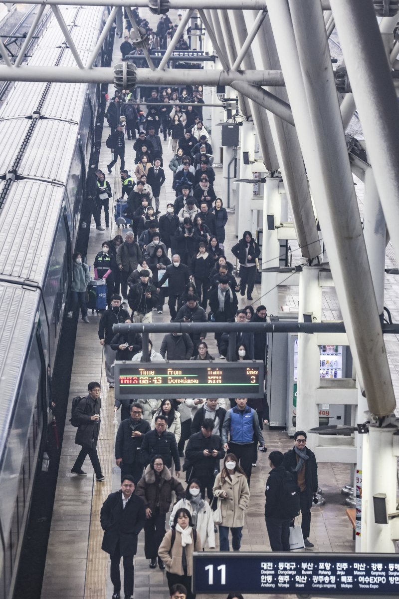 [서울=뉴시스] 김근수 기자 = 전국철도노동조합이 심야 교섭 끝에 한국철도공사(코레일)와 잠정 합의를 도출하면서 파업을 유보한 11일 서울 중구 서울역 승강장에서 시민들이 출근길에 나서고 있다. 2025.12.11. ks@newsis.com