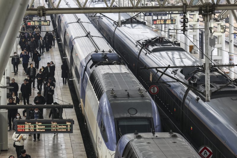 [서울=뉴시스] 김근수 기자 = 전국철도노동조합이 심야 교섭 끝에 한국철도공사(코레일)와 잠정 합의를 도출하면서 파업을 유보한 11일 서울 중구 서울역 승강장이 출근하는 시민들로 붐비고 있다. 2025.12.11. ks@newsis.com