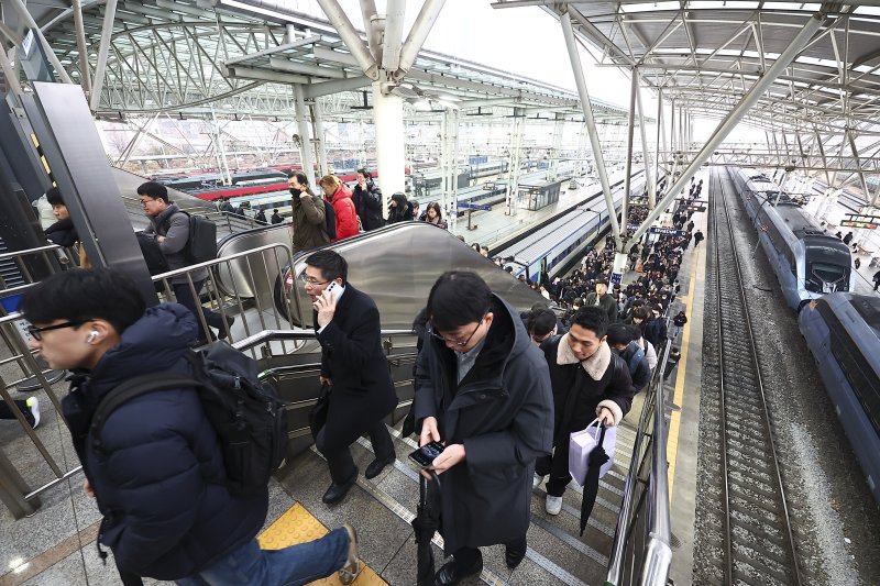 [서울=뉴시스] 김근수 기자 = 전국철도노동조합이 심야 교섭 끝에 한국철도공사(코레일)와 잠정 합의를 도출하면서 파업을 유보한 11일 서울 중구 서울역 승강장에서 시민들이 출근길에 나서고 있다. 2025.12.11. ks@newsis.com