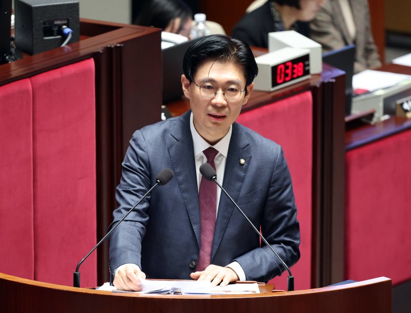 [서울=뉴시스] 김금보 기자 = 조정훈 국민의힘 의원이 10일 오전 서울 여의도 국회에서 열린 제429회국회(정기회) 예산결산특별위원회 제5차 전체회의에서 질의를 하고 있다. 2025.11.10. kgb@newsis.com