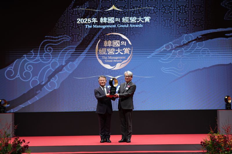 지난 9일 서울 중구 신라호텔에서 열린 '2025 한국의 경영대상'에서 강현정 HUG 혁신성과처장(오른쪽)이 'Innovative Service of the Year'을 수상한 뒤 기념촬영을 하고 있다. HUG 제공