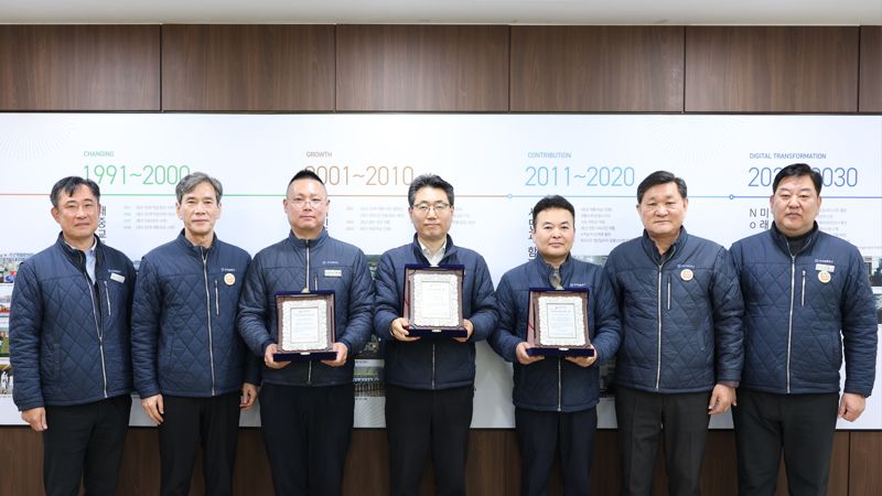 부산교통공사 이병진 사장(왼쪽 두번째)이 한국철도학회가 ‘2025년 철도 10대 기술’로 선정한 기술 개발책임자들과 함께 기념촬영을 하고 있다. 공사 제공