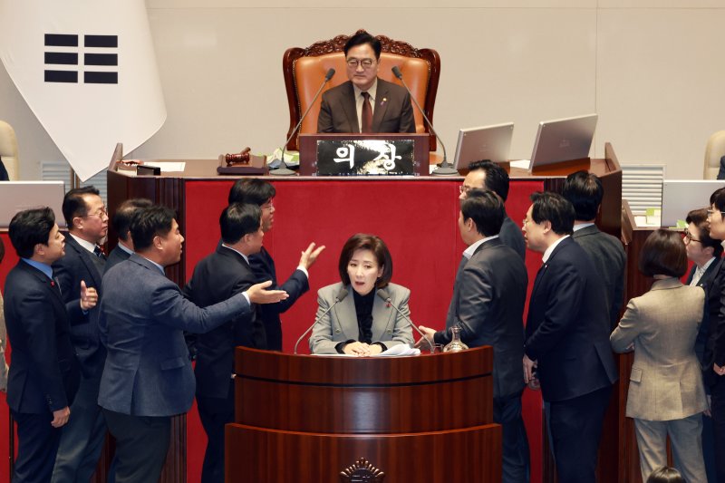 [서울=뉴시스] 고승민 기자 = 나경원 국민의힘 의원이 9일 서울 여의도 국회에서 열린 제429회국회(정기회) 제16차 본회의에서 가맹사업거래의 공정화에 관한 법률 일부개정법률안에 대한 필리버스터를 하던 중 의제와는 관련없는 발언을 이어가자 여야 의원들이 나와 언쟁을 벌이고 있다. 2025.12.09. kkssmm99@newsis.com