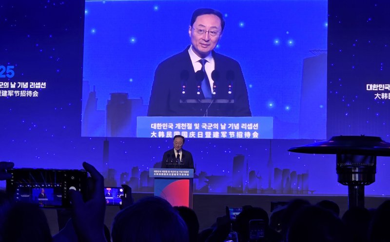 [베이징=뉴시스] 박정규 특파원 = 쑨웨이둥 중국 외교부 부부장(차관)이 6일 베이징 주중국대사관저에서 열린 개천절·국군의날 리셉션에 참석해 축사를 하고 있다. 2025.12.11 pjk76@newsis.com