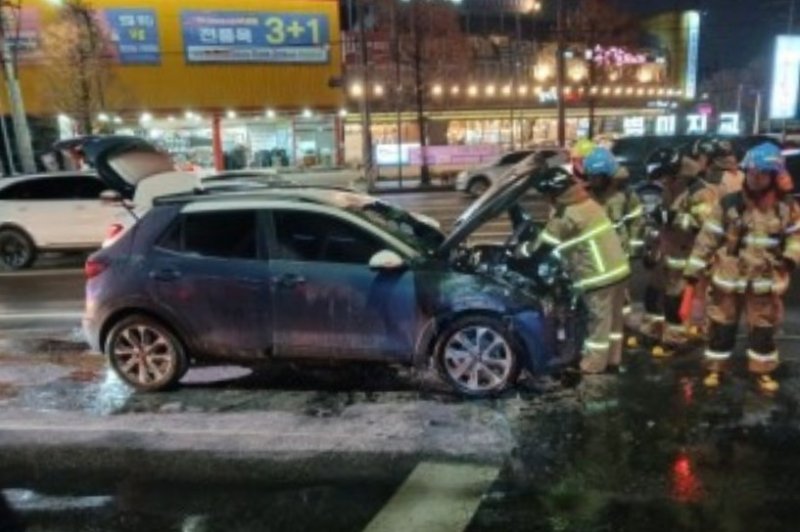[인천=뉴시스] 지난 10일 오후 인천 서구 가좌동 한 도로에서 소형 SUV에 불이 나 38분 만에 꺼졌다.(사진=인천소방본부 제공) 2025.12.11. photo@newsis.com