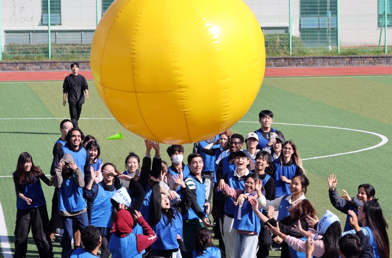 [부산=뉴시스] 하경민 기자 = 지난 10월29일 부산 남구 국립부경대학교 대운동장에서 외국인 유학생들이 큰공굴리기 경기를 하고 있다. 현재 부경대에는 66개국의 유학생 1800여 명이 재학 중이다. 2025.10.29. yulnetphoto@newsis.com **위 사진은 기사 내옹과 직접 관련 없습니다.