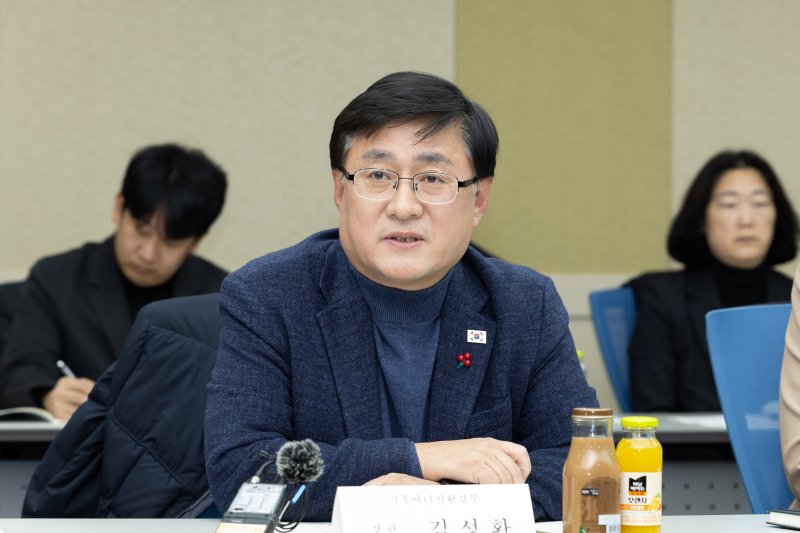 [서울=뉴시스] 김성환 기후에너지환경부장관이 10일 서울 영등포구 이룸센터에서 제2차 범정부 해상풍력 보급 가속 TF 회의를 주재하고 있다. (사진=기후에너지환경부 제공) 2025.12.10. photo@newsis.com *재판매 및 DB 금지