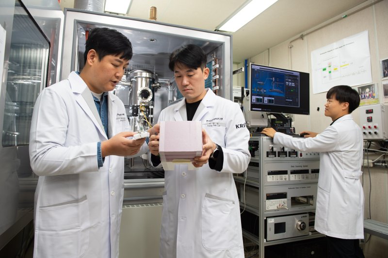 라디오존데 교정을 위한 고층기상모사시스템을 작동하는 표준연 연구진(표준연 제공) /뉴스1