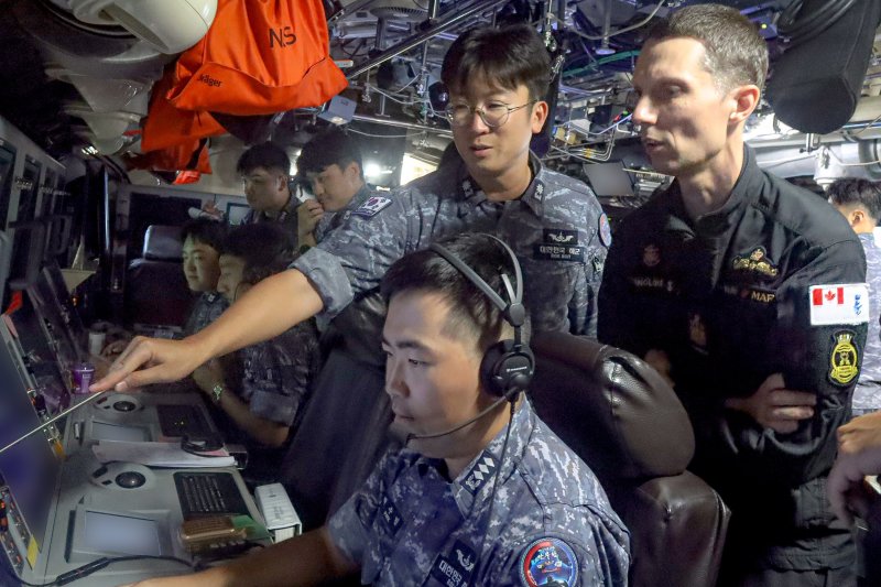 [서울=뉴시스] 해군은 한미 연합대잠전 훈련인 '2025 사일런트 샤크(Silent Shark) 훈련'에 참가 중인 안무함(SS-Ⅲ, 3000톤급)에 캐나다 잠수함승조원을 편승시켜 지난 5일부터 10일까지 해상훈련을 진행했다고 11일 밝혔다. 도산안창호급 잠수함에 외국군 잠수함승조원이 편승해 훈련에 참여한 것은 이번이 처음이다.사진은 에티엔 랑글루아 캐나다 잠수함사령부 주임원사가 안무함에 편승해 한국 잠수함의 우수한 성능을 직접 체험하고 있다. (사진=해군 제공) 2025.12.11. photo@newsis.com *재판매 및 DB