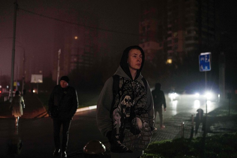 [키이우=AP/뉴시스] 러시아는 10일(현지시간) 볼로디미르 젤렌스키 우크라이나 대통령이 에너지시설에 대한 공격을 중단하는 '에너지 휴전(energy truce)'을 제안한 것에 대해 "러시아는 우크라이나에서 휴전(ceasefire) 보다 지속적이고 안정적인 평화를 우선시한다"는 입장을 내놨다. 사진은 지난달 20일 러시아의 에너지시설 공습으로 정전 된 우크라이나 키이우 거리를 걷고 있는 시민들. 2025.12.11