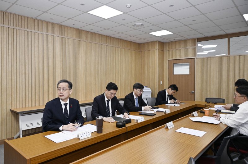 [서울=뉴시스] 이형일 기획재정부 차관이 11일 세종시 정부세종청사에서 화상으로 열린 '거시경제금융회의'에서 발언하고 있다. (사진=기획재정부 제공) 2025.12.11. photo@newsis.com *재판매 및 DB 금지