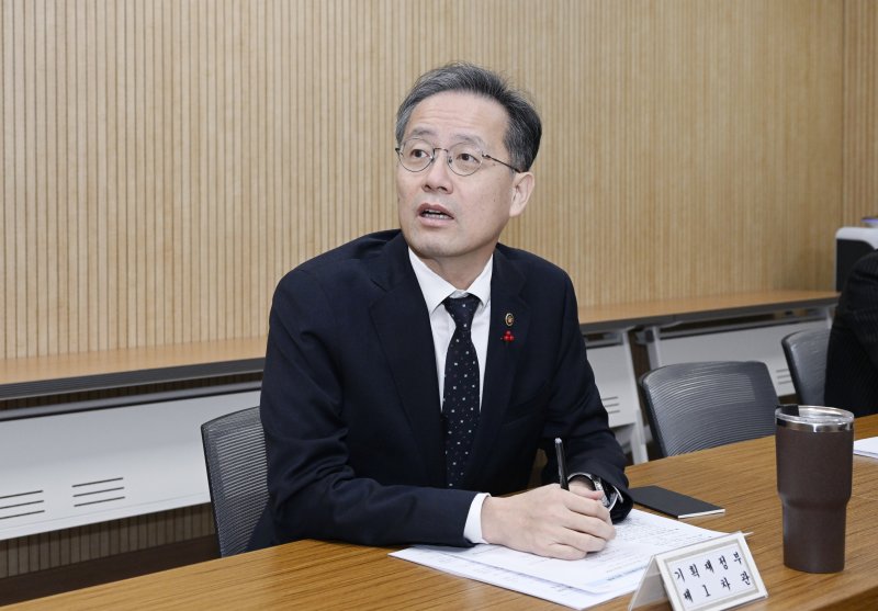 [서울=뉴시스] 이형일 기획재정부 차관이 11일 세종시 정부세종청사에서 화상으로 열린 '거시경제금융회의'에서 발언하고 있다. (사진=기획재정부 제공) 2025.12.11. photo@newsis.com *재판매 및 DB 금지