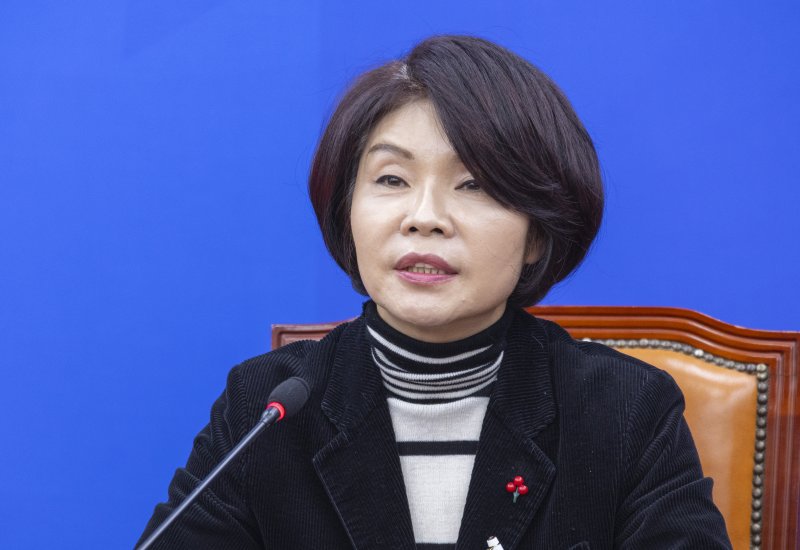 더불어민주당 한정애 정책위의장이 11일 국회에서 열린 정책조정회의에서 발언하고 있다. 연합뉴스