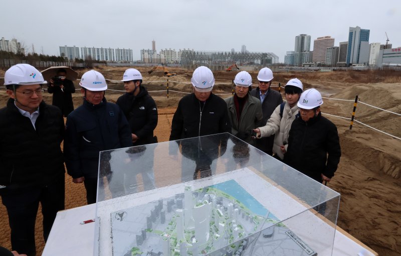 [서울=뉴시스] 홍효식 기자 = 오세훈 서울시장이 5일 용산국제업무지구가 들어설 서울 용산정비창 부지 현장에서 모형을 살펴보며 관계자 설명을 듣고 있다. (공동취재) 2024.02.05. photo@newsis.com