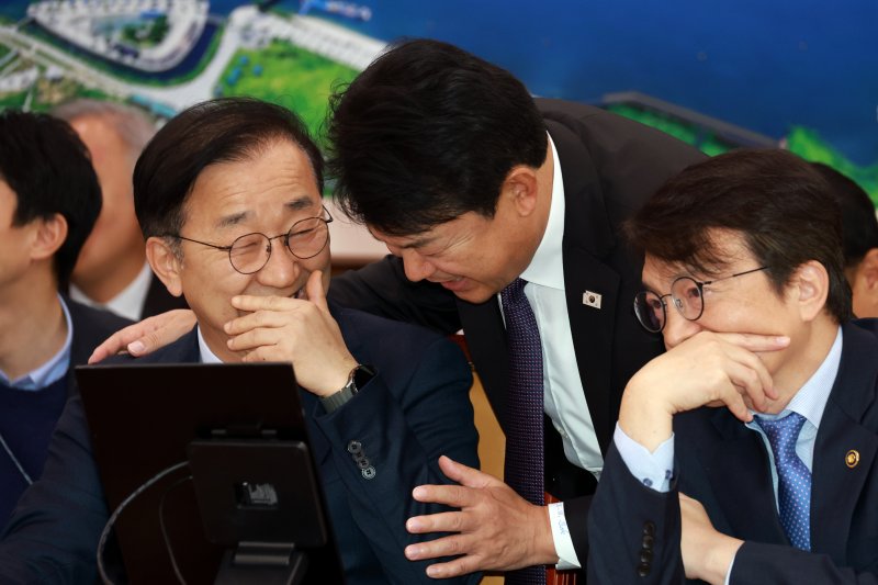 [서울=뉴시스] 고승민 기자 = 김윤덕 국토교통부 장관과 복기왕 더불어민주당 국토위 간사가 10일 서울 여의도 국회에서 열린 국토교통위원회 전체회의에서 대화하고 있다. 2025.12.10. kkssmm99@newsis.com