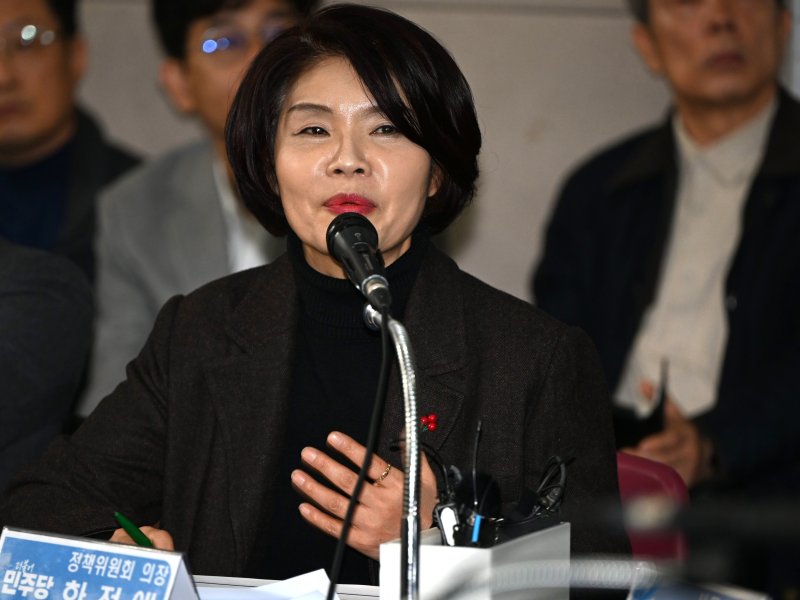 [광주=뉴시스] 이현행 기자 = 한정애 더불어민주당 정책위의장이 10일 오전 광주 서구 김대중컨벤션센터에서 열린 더불어민주당 호남발전특별위원회 성과보고회에 참석해 호남지역 성과를 보고하고 있다. 2025.12.10. lhh@newsis.com