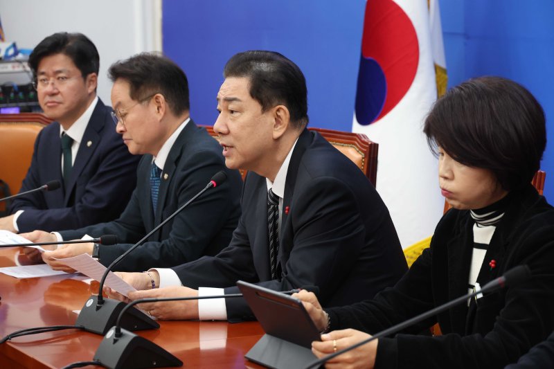[서울=뉴시스] 조성봉 기자= 김병기 더불어민주당 원내대표가 11일 오전 서울 여의도 국회에서 열린 정책조정회의에서 발언을 하고 있다. 2025.12.11. suncho21@newsis.com