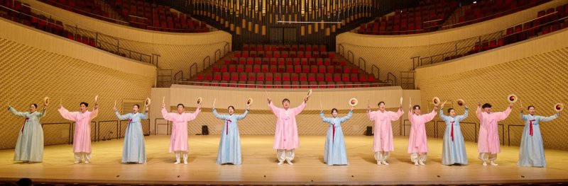 [서울=뉴시스] 크라운해태제과는 임직원들이 직접 만든 '제6회 크라운해태 한음회' 공연이 지난 10일 부산 진구에 있는 부산콘서트홀에서 성공적으로 치러졌다고 11일 밝혔다. (사진=크라운해태제과 제공) 2025.12.11. photo@newsis.com *재판매 및 DB 금지