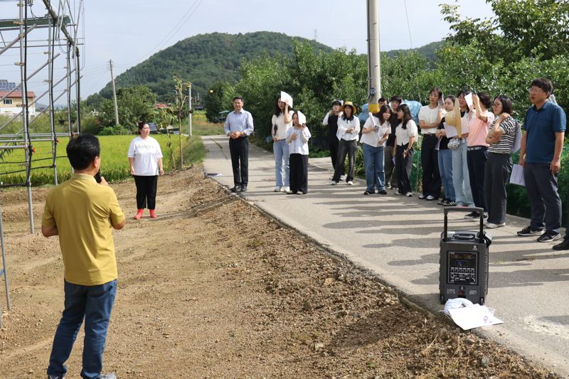 홍천군 농업기술센터가 올해 농촌진흥사업 우수기관 평가에서 전국 최우수기관으로 선정됐다. 사진은 농촌지도사업 현장평가회 당시 모습. 홍천군 제공