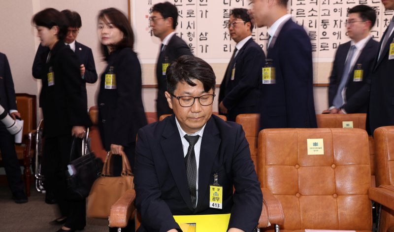 [서울=뉴시스] 김명년 기자 = 문지석 광주지검 부장검사가 23일 오전 서울 여의도 국회 법제사법위원회에서 열린 서울고등검찰청-서울중앙지방검찰청 등에 대한 국정감사가 중지된 후 이동하는 검사들을 뒤로한 채 자리에 앉아 있다. 2025.10.23. kmn@newsis.com